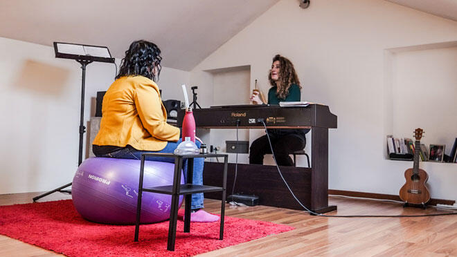 Lezione individuale di canto con Jessica Mazzoccoli al pianoforte e un’allieva