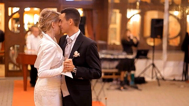 Sposi durante il primo ballo accompagnati dalla musica dal vivo