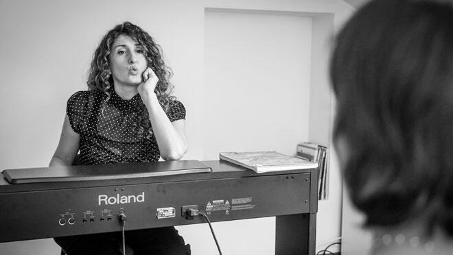 Jessica Mazzoccoli durante una lezione individuale di canto con un’allieva