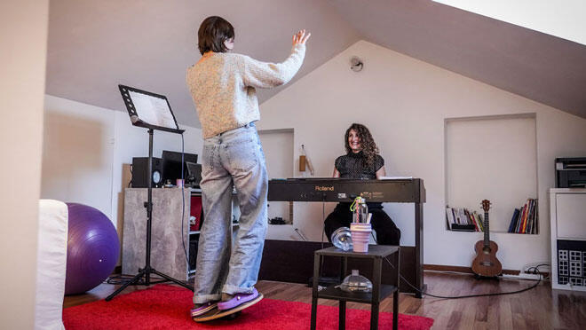 Allieva durante un esercizio vocale con Jessica Mazzoccoli al pianoforte