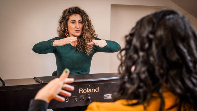 Jessica Mazzoccoli guida un’allieva durante un esercizio di vocal coaching