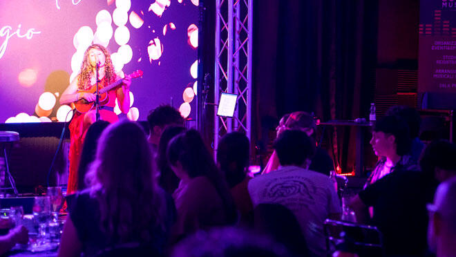 Jessica Mazzoccoli in concerto dal vivo sul palco davanti al pubblico